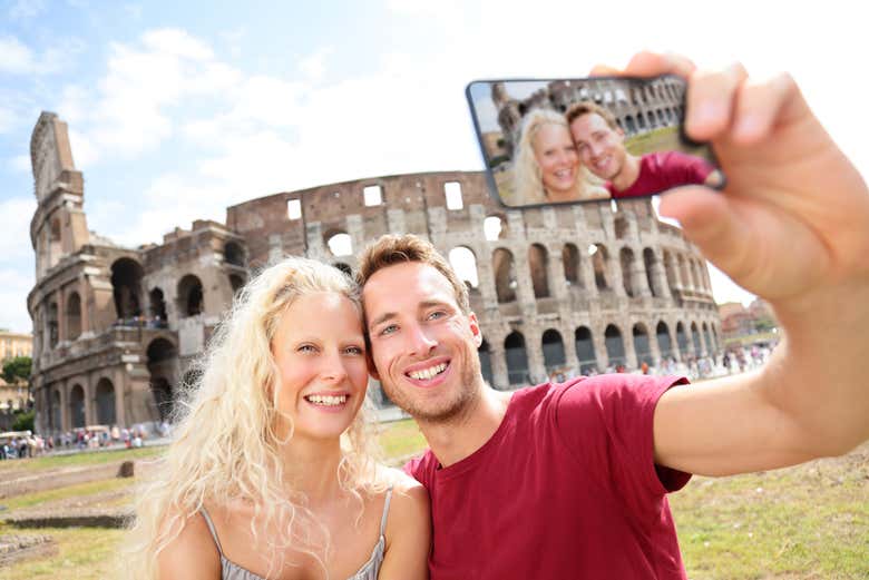 Un selfie devant le Colisée à Rome