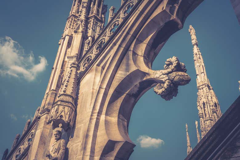 Détails des sculptures sur les terrasses du Duomo