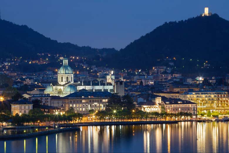 Vue panoramique de Côme de nuit