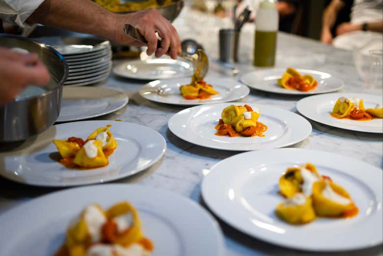 Placez les pâtes dans les assiettes