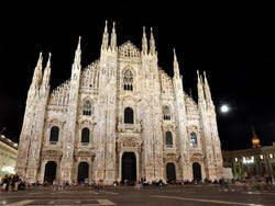 Cathédrale de Milan à la tombée de la nuit