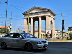 Taxi de Milan devant la Porta Ticinese